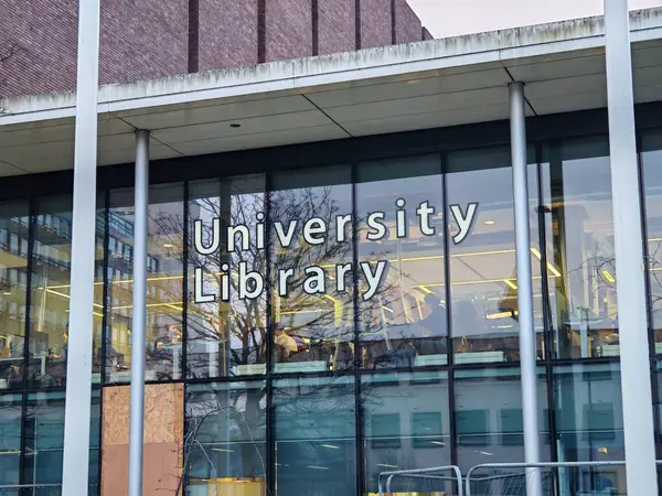 Londra, İngiltere-5 Mart 2025: UNIVERSITY LİBRARY akademik kaynaklara, kitaplara, dergilere ve dijital arşivlere erişim ve araştırma ve öğrenci eğitimini destekleme olanağı sağlıyor.