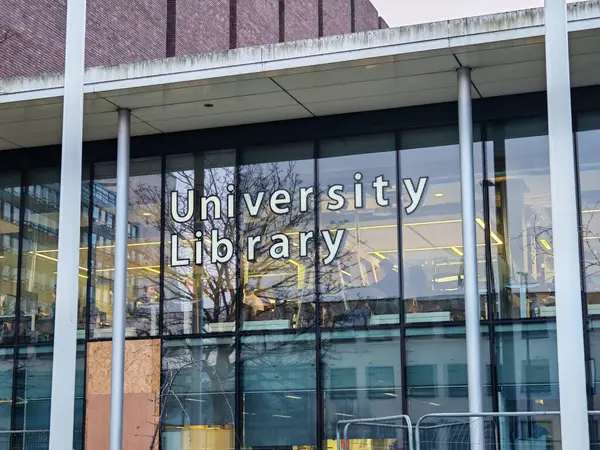 Londra, İngiltere-5 Mart 2025: UNIVERSITY LİBRARY akademik kaynaklara, kitaplara, dergilere ve dijital arşivlere erişim ve araştırma ve öğrenci eğitimini destekleme olanağı sağlıyor.