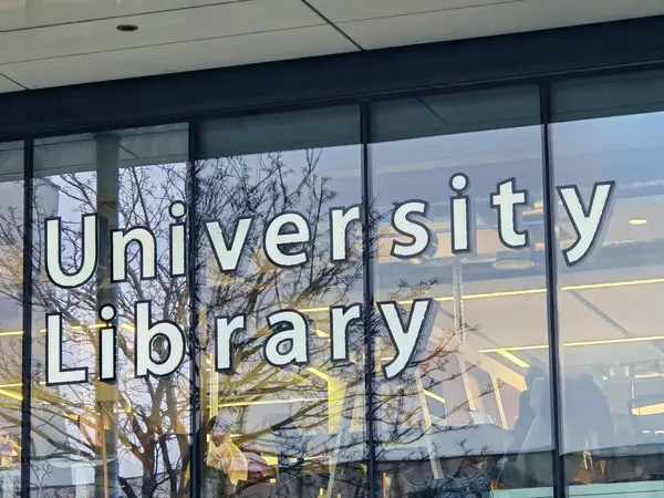 Londra, İngiltere-5 Mart 2025: UNIVERSITY LİBRARY akademik kaynaklara, kitaplara, dergilere ve dijital arşivlere erişim ve araştırma ve öğrenci eğitimini destekleme olanağı sağlıyor.