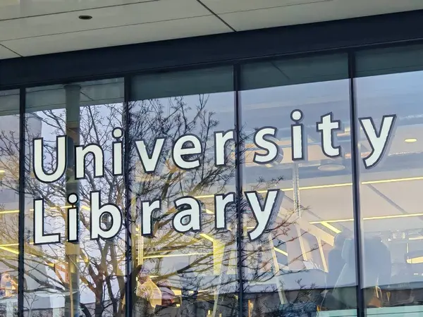 Londra, İngiltere-5 Mart 2025: UNIVERSITY LİBRARY akademik kaynaklara, kitaplara, dergilere ve dijital arşivlere erişim ve araştırma ve öğrenci eğitimini destekleme olanağı sağlıyor.