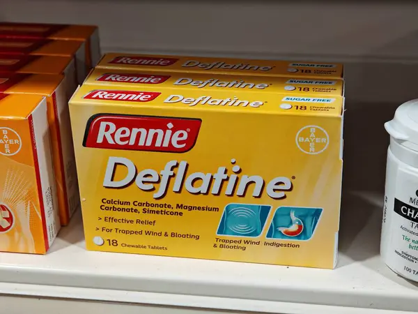 Londra, İngiltere-5 Mart 2025: RENNIE DEFLATINE kapana kısılmış rüzgar, şişkinlik ve asit reflüsünün sindirim desteği için antiasit ve anti-gaz tableti olarak çalışmasına yardımcı olur