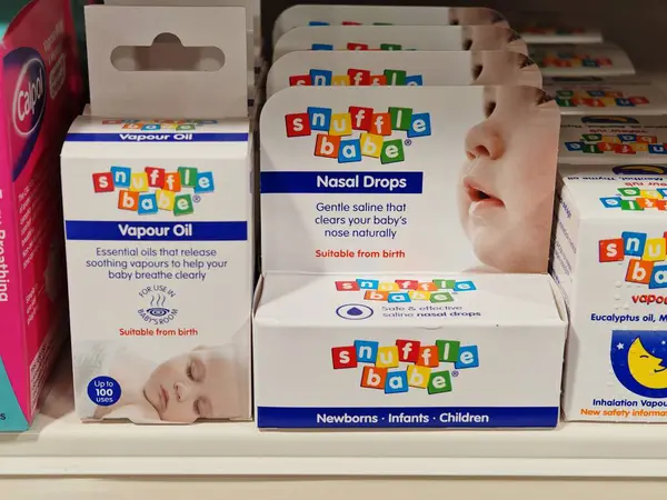 Londra, İngiltere-5 Mart 2025: SNUFFLE BABE NASAL DROPS, soğuk algınlığı, alerji veya kuru havanın yol açtığı hafif ve etkili bir rahatlama sağlayarak bebeklerin burunlarını temizlemeye yardım etmektedir
