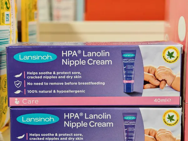 Londra, İngiltere-5 Mart 2025: LANSINOH HPA LANOLIN BÜYÜK CREAM ağrıyan ve çatlamış meme uçları için rahatlatıcı bir rahatlama sağlayarak anneleri% 100 doğal formülle emzirmeye yardımcı oluyor