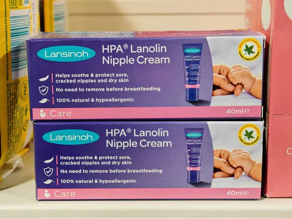 Londra, İngiltere-5 Mart 2025: LANSINOH HPA LANOLIN BÜYÜK CREAM ağrıyan ve çatlamış meme uçları için rahatlatıcı bir rahatlama sağlayarak anneleri% 100 doğal formülle emzirmeye yardımcı oluyor