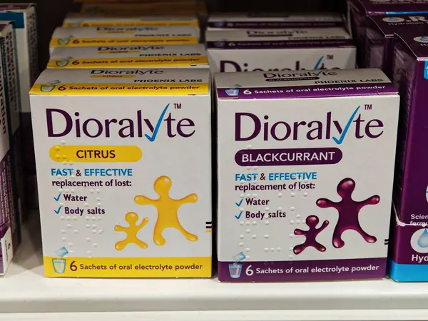 Londra, İngiltere-5 Mart 2025: DIORALYTE SACHETS, hastalık ya da seyahatten kaynaklanan dehidrasyon nedeniyle kaybedilen temel elektrolit ve sıvıların onarılmasına yardımcı olan ağız rehidrasyon tuzlarıdır