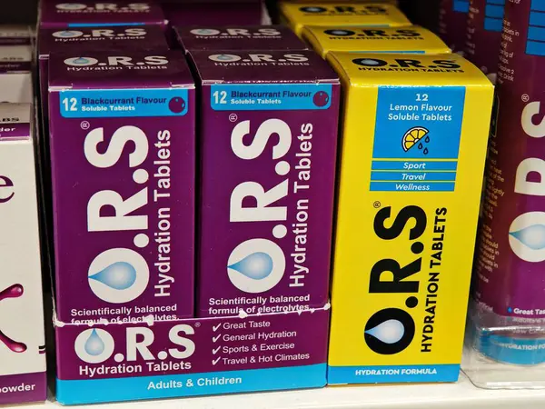 Londra, İngiltere-5 Mart 2025: ORS HYDRATION TABLETS hastalığın, egzersizin veya seyahatin yol açtığı susuzluğun önlenmesi, temel elektrolit ve sıvıların restorasyonuna yardımcı olur