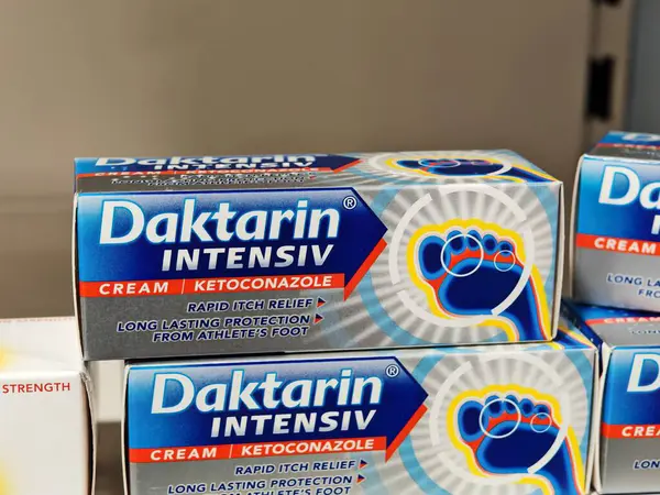 Londra, İngiltere-5 Mart 2025: DAKTARIN INTENSIV sporcular için yüksek güçlü bir anti-mantar tedavisidir.