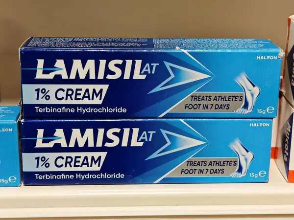 Londra, İngiltere-5 Mart 2025: LAMISIL CREAM TERBINAFINE, sporcuların ayaklarını, kaşıntılarını ve mantarları tedavi eden bir anti-mantar kremidir.
