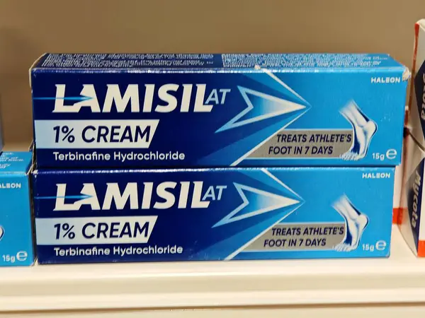 Londra, İngiltere-5 Mart 2025: LAMISIL CREAM TERBINAFINE, sporcuların ayaklarını, kaşıntılarını ve mantarları tedavi eden bir anti-mantar kremidir.