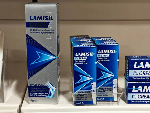 Londra, İngiltere-5 Mart 2025: LAMISIL SPRAY TERBINAFINE sporcuların ayak ve mantar enfeksiyonlarına uygun ve etkili bir tedavi sunarak hızlı rahatlama ve kolay uygulama sunuyor