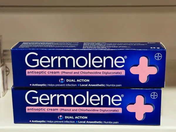 Londra, İngiltere-5 Mart 2025: GERMOLENE enfeksiyonların önlenmesine, kesiklerin, otlakların, yanıkların ve küçük yaraların hızla iyileşmesine yardımcı olan bir antiseptik kremdir.