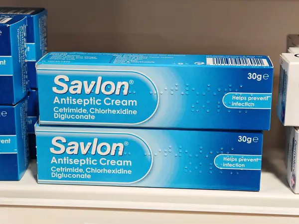 Londra, İngiltere-5 Mart 2025: SAVLON ANTIPTIC CREAM enfeksiyonların önlenmesine, kesiklerin, yangınların ve otlakların azaltılmasına ve daha hızlı iyileşmeye yardımcı olan güvenilir bir cilt koruma kremidir.