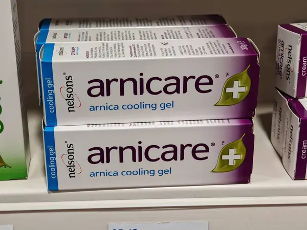 Londra, İngiltere-5 Mart 2025: Nelsons 'un ARNICARE ARNICA COOLING GEL' i çürükleri, şişliği ve hızlı emici bir formülle kas ağrılarını dindiren doğal bir ilaçtır.