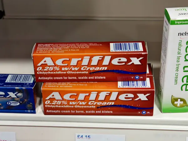 Londra, İngiltere-5 Mart 2025: ACRIFLEX CREAM CHLORHEXIDine küçük yanıkları, kesikleri ve deri enfeksiyonlarını tedavi eden, bakterilerin büyümesini engelleyen ve iyileşmesini destekleyen bir antiseptik kremdir.