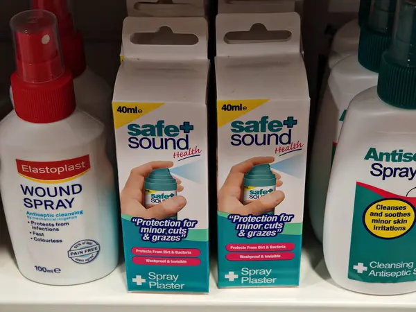 Londra, İngiltere-5 Mart 2025: SAFE SESSRAY PLASTER küçük kesikler ve yaraları korumak için görünmez, nefes alınabilir bir katman sağlar, enfeksiyonu önler ve iyileştirir