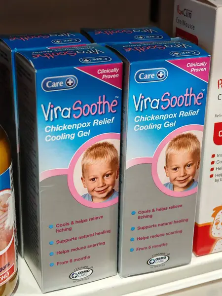Londra, İngiltere-5 Mart 2025: VIRASOOTHE, kaşıntı, tahriş ve suçiçeğinin yol açtığı rahatsızlığı gideren, cildin rahatlamasını sağlayan ve iyileşmesini sağlayan bir soğutma jelidir.