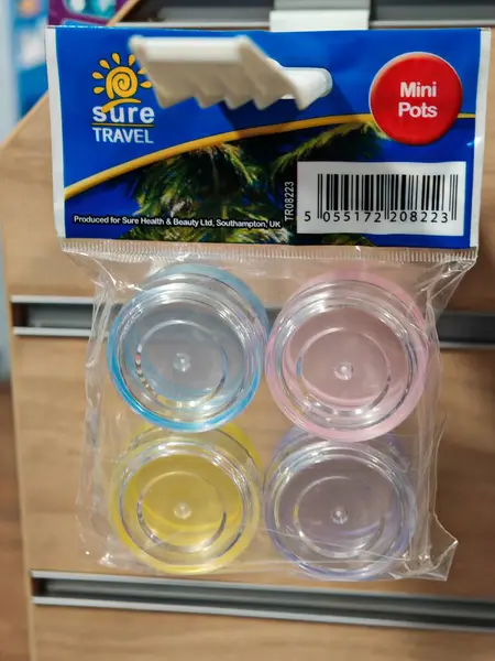 Londra, İngiltere-5 Mart 2025: TRAVEL MINI POTS seyahat boyutunda tuvalet malzemeleri, kozmetik ürünleri ve cilt bakımı için tasarlanmış kompakt, sızdırmaz konteynırlardır
