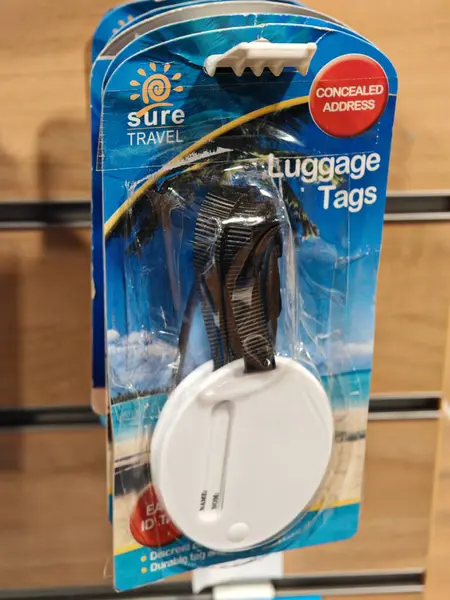 Londra, İngiltere-5 Mart 2025: Seyahat ederken, dayanıklı ve kolay tanınacak özelleştirilebilir tasarımlar sunarken, çantalarınızı tanımlamaya ve emniyete almanıza yardımcı olur