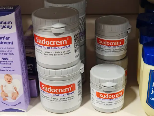 Londra, İngiltere-5 Mart 2025: SUDOCREM koruyucu bir bariyer oluştururken bebek bezi isiliği, küçük yanıklar, egzama ve kuru deriyi yatıştıran çok amaçlı bir cilt kremidir.