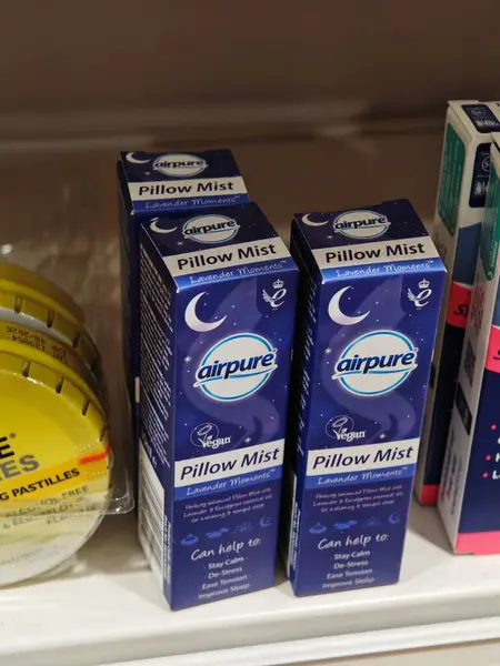 Londra, İngiltere-5 Mart 2025: AIRPURE PILLOW MIST rahatlamayı teşvik etmek ve rahatlatıcı lavanta ve papatya kokularıyla daha iyi uyumak için tasarlanmış yatıştırıcı bir aromaterapi spreyi.