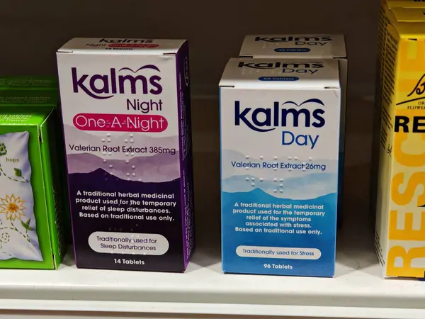 Londra, İngiltere-5 Mart 2025: KALMS Day, stres ve anksiyetenin azaltılmasına yardımcı olan, gün boyunca uykusuzluk olmadan sakinliği ve rahatlığı teşvik eden bitkisel bir destektir.