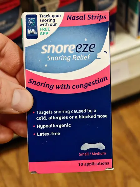 Londra, İngiltere-5 Mart 2025: SNOREEZE NASAL STRIPS horlamayı azaltmak ve dinlendirici bir uyku için hava akışını iyileştirmek amacıyla burun deliklerini nazikçe açan esnek bantlardır