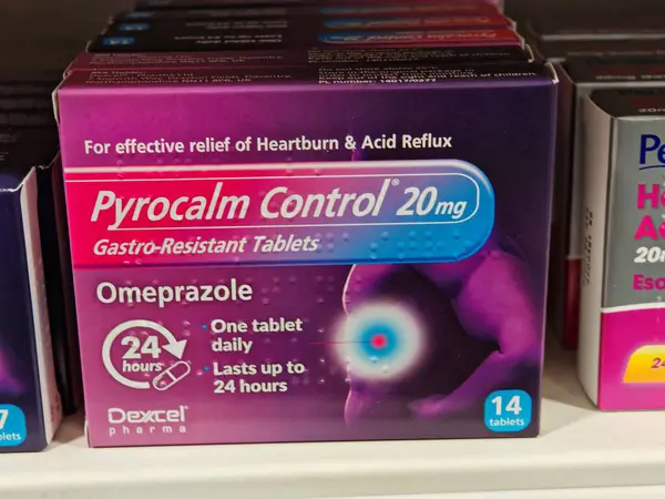 Londra, İngiltere-5 Mart 2025: PYROCALM CONTROL OMEPRAZOLE DEXCEL PHARMA mide yanması ve asit reflüsünü tedavi etmek için mide asidini etkili bir şekilde azaltan bir proton pompa inhibitörüdür.