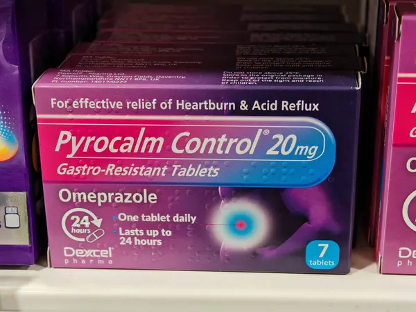 Londra, İngiltere-5 Mart 2025: PYROCALM CONTROL OMEPRAZOLE DEXCEL PHARMA mide yanması ve asit reflüsünü tedavi etmek için mide asidini etkili bir şekilde azaltan bir proton pompa inhibitörüdür.
