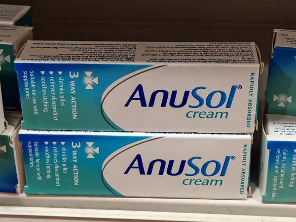 Londra, İngiltere-5 Mart 2025: ANUSOL CREAM hemoroit rahatsızlığı, şişkinliği, kaşıntıyı ve tahrişi azaltarak hızlı ve etkili bir rahatlama sağlar