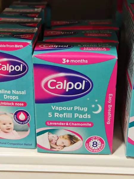 Londra, İngiltere-5 Mart 2025: CALPOL VAPour PLUG & GECE, sıkışıklığı azaltmak ve bebekler ve çocuklar için dinlendirici uykuyu teşvik etmek için yatıştırıcı temel yağlar salgılar