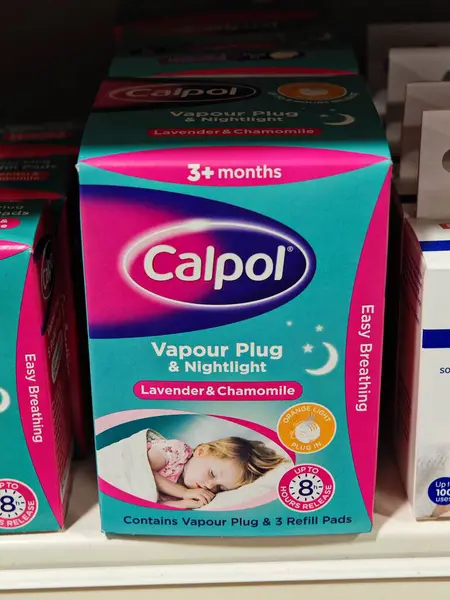 Londra, İngiltere-5 Mart 2025: CALPOL VAPour PLUG & GECE, sıkışıklığı azaltmak ve bebekler ve çocuklar için dinlendirici uykuyu teşvik etmek için yatıştırıcı temel yağlar salgılar