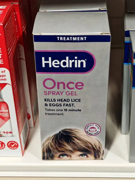 Londra, İngiltere-5 Mart 2025: HEDRIN BİRLİĞİ SPRAY GEL, bitleri ve yumurtaları böcek ilacı kullanmadan tek bir uygulamada yok eden hızlı ve etkili bir bit tedavisidir.