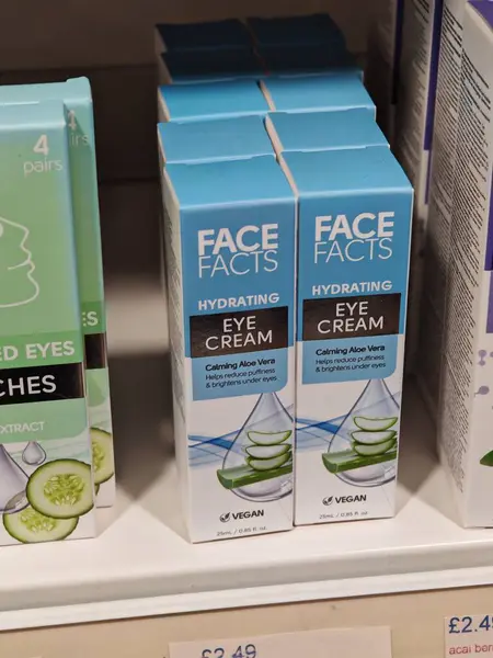 Londra, İngiltere-5 Mart 2025: FACTS FACTS EYE CREAM, koyu dairelerin ve yenilenmiş bir görünüm için ince çizgilerin görünümünü azaltmaya yardımcı olan hafif ve nemlendirici bir göz tedavisidir.