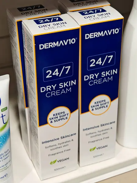 Londra, İngiltere-5 Mart 2025: DERMAV10 DRY SKIN CREAM, kuru ve hassas ciltleri sulandırmak ve beslemek için tasarlanmış yoğun bir nemlendiricidir.