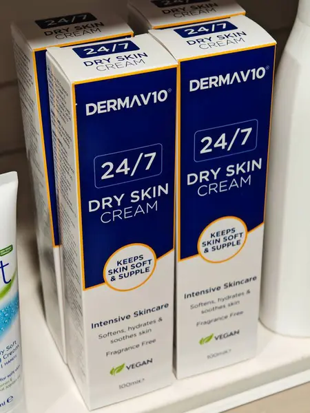 Londra, İngiltere-5 Mart 2025: DERMAV10 DRY SKIN CREAM, kuru ve hassas ciltleri sulandırmak ve beslemek için tasarlanmış yoğun bir nemlendiricidir.