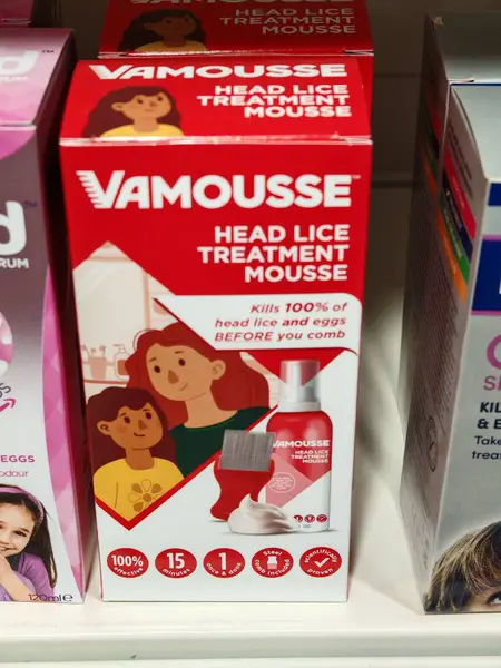 Londra, İngiltere-5 Mart 2025: VAMOUSSE HEAD LICE MOUSSE, bitleri ve yumurtaları tek bir uygulamada öldüren, çocuklar ve yetişkinler için güvenli, zararsız, ilaçsız bir çözümdür.
