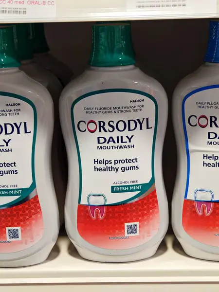 Londra, İngiltere-5 Mart 2025: CORSODYL ORIGINAL sakız hastalığının tedavisine yardımcı olan, plak birikimini azaltan ve oral sağlığı klorheksidin formülü ile destekleyen antiseptik bir gargara türüdür.