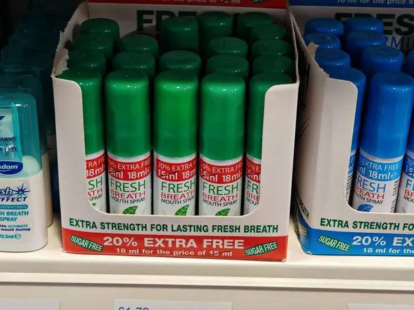 Londra, İngiltere-5 Mart 2025: FRESH EFFECT BREATH SPRAY ani tazelik sağlar, kötü nefesi ortadan kaldırır ve uzun süreli bir nane kokusu bırakır