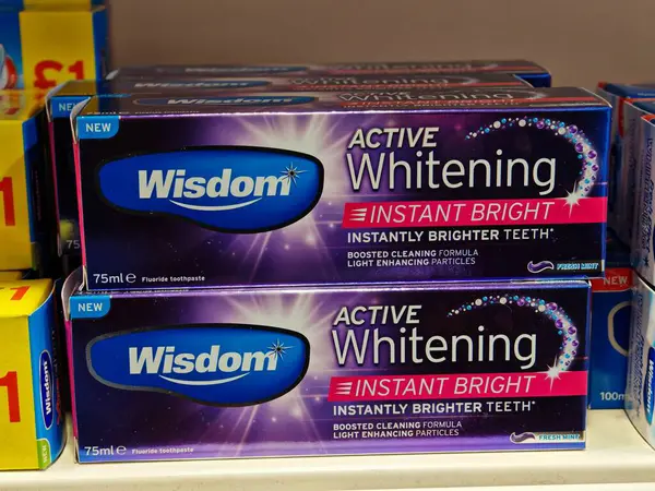 Londra, İngiltere-5 Mart 2025: WISDOM Active WhitENING lekeleri çıkarmak ve doğal beyazlığı arttırmak için tasarlanmış bir florür diş macunudur.