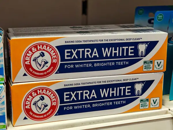 Londra, İngiltere-5 Mart 2025: ARM HAMMER ExTRA White, lekeleri temizleyen, nefes tazeleyen ve diş minelerini güçlendiren kabartma tozuyla çalışan bir diş macunudur.