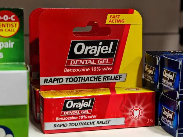 Londra, İngiltere-5 Mart 2025: ORAJEL MOUTH GEL diş ağrısı ve sakız ağrısı için hızlı ve uzun süreli konfor için etkilenen bölgeyi uyuşturarak hızlı ve kalıcı rahatlık sağlar