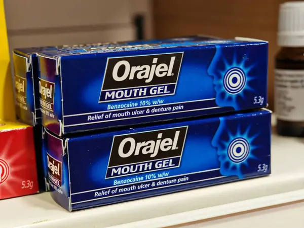 Londra, İngiltere-5 Mart 2025: ORAJEL MOUTH GEL diş ağrısı ve sakız ağrısı için hızlı ve uzun süreli konfor için etkilenen bölgeyi uyuşturarak hızlı ve kalıcı rahatlık sağlar