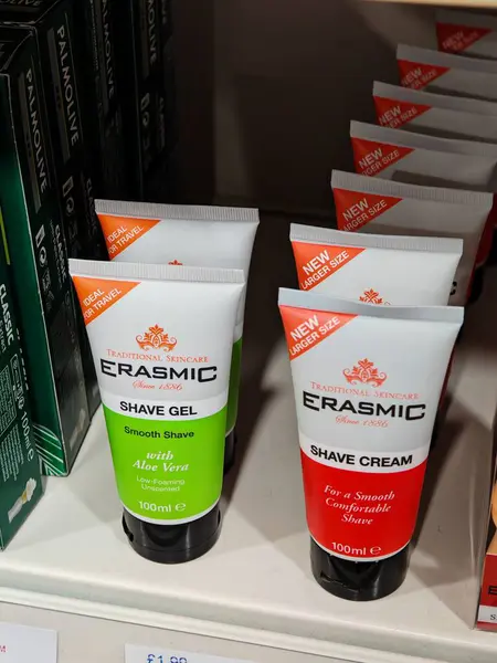 Londra, İngiltere-5 Mart 2025: ERASMIC Traş GEL zengin ve kayganlaştırıcı bir jeldir, deriyi tahriş olmaktan korurken pürüzsüz ve rahat bir tıraş sağlar.
