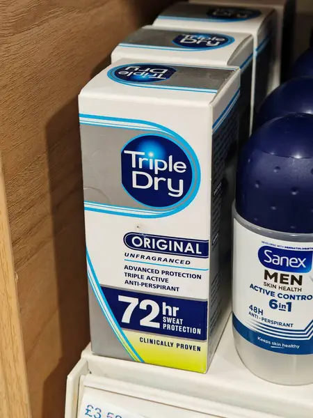 Londra, İngiltere-5 Mart 2025: TRIPLE DRY ORIGINAL 72 saatlik ter ve koku koruması sağlayan yüksek performanslı bir terleme önleyicidir