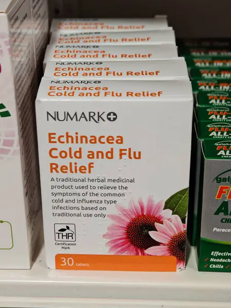 Londra, İngiltere-5 Mart 2025: NUMARK ECHINACEA ÜZERİ VE FLU RELIEF, bağışıklık sistemini destekleyen bitkisel bir ilaçtır.