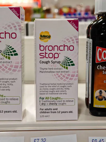 Londra, İngiltere-5 Mart 2025: BRONCHO STOP SYRUP, solunum sağlığını desteklemek için bitki bazlı bileşenlerle göğüs ve kuru öksürükleri rahatlatan doğal bir ilaçtır.