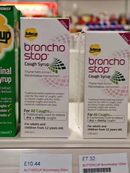 Londra, İngiltere-5 Mart 2025: BRONCHO STOP SYRUP, solunum sağlığını desteklemek için bitki bazlı bileşenlerle göğüs ve kuru öksürükleri rahatlatan doğal bir ilaçtır.