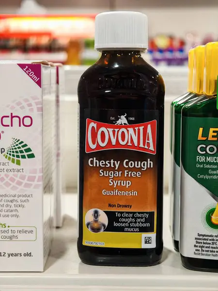 Londra, İngiltere-5 Mart 2025: ButTTERCUP ORIGINAL COUGH SYRUP, doğal bitki özleri ile kurumuş ve göğüslü öksürükleri yatıştıran geleneksel bir bitkisel ilaçtır.
