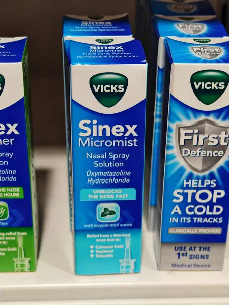 Londra, İngiltere-5 Mart 2025: VICKS SINEX MICROMIST, tıkanmış sinüsleri temizleyen ve 12 saate kadar nefes almasını kolaylaştıran ince bir sis ile hızlı bir burun tıkanıklığı sağlar