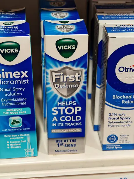 Londra, İngiltere-5 Mart 2025: VICKS İLK DEFENCE virüslerin yakalanmadan önce yakalanmasını ve nötralize edilmesini sağlayan soğuk önleme spreyidir.